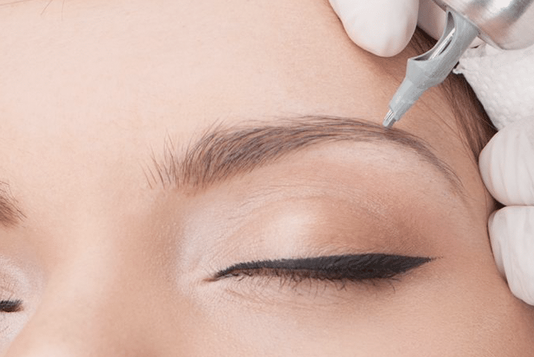 Dit is een afbeelding waarbij een wenkbrauw wordt voorzien van permanente make-up met een microblading handstuk, wenkbrauw en eyeliner actie menopauze