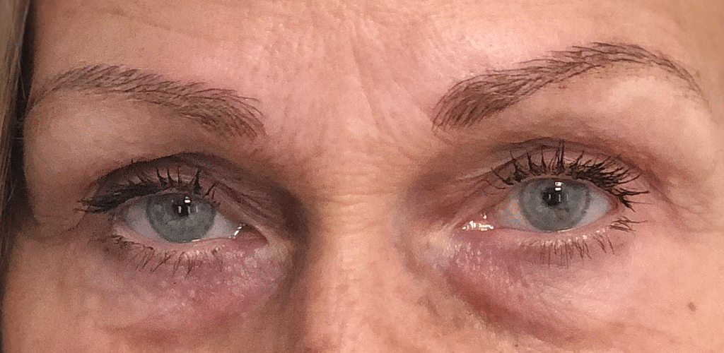 Dit is een afbeelding van na een behandeling van ogen, de wenkbrauwen hebben nu permanente make-up, door Permanent Mooi