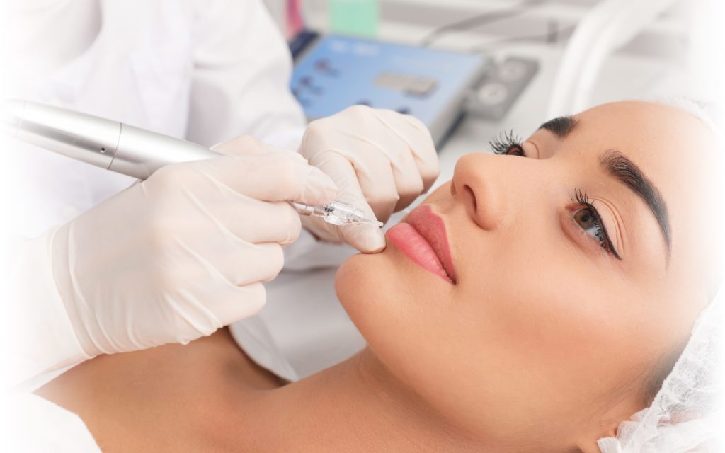 Beeld van permanente make-up aanbrengen bij vrouw op lippen, door eigenaar van Permanent Mooi, Janny Hanegraaf