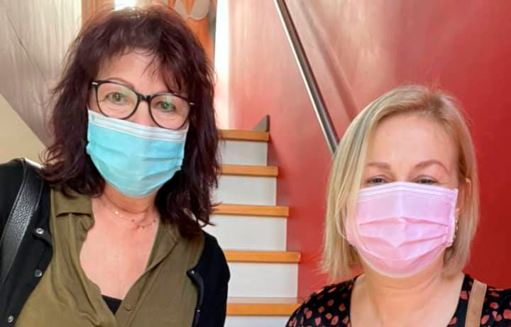 Afbeelding van 2 trotse damens, trots op de permanente make-up wenkbrauwen