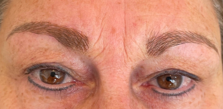 Dit is een afbeelding van na een behandeling van ogen, de wenkbrauwen hebben permanente make-up, door Permanent Mooi