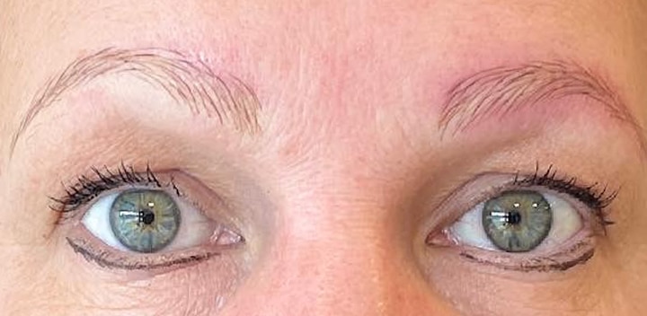 Dit is een afbeelding van na een behandeling van ogen, de wenkbrauwen hebben permanente make-up, door Permanent Mooi