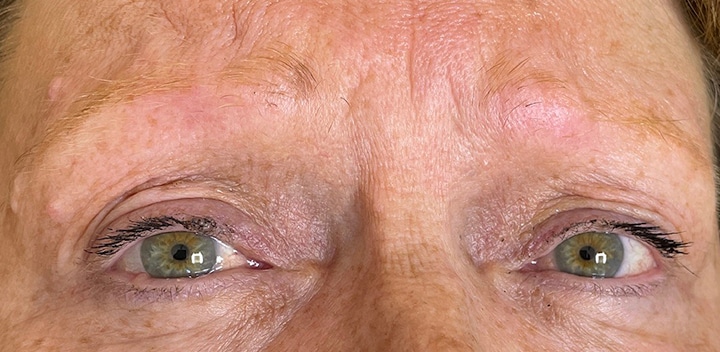 Dit is een afbeelding van voor een behandelingvan ogen, de wenkbrauwen hebben nog geen permanente make-up, door Permanent Mooi