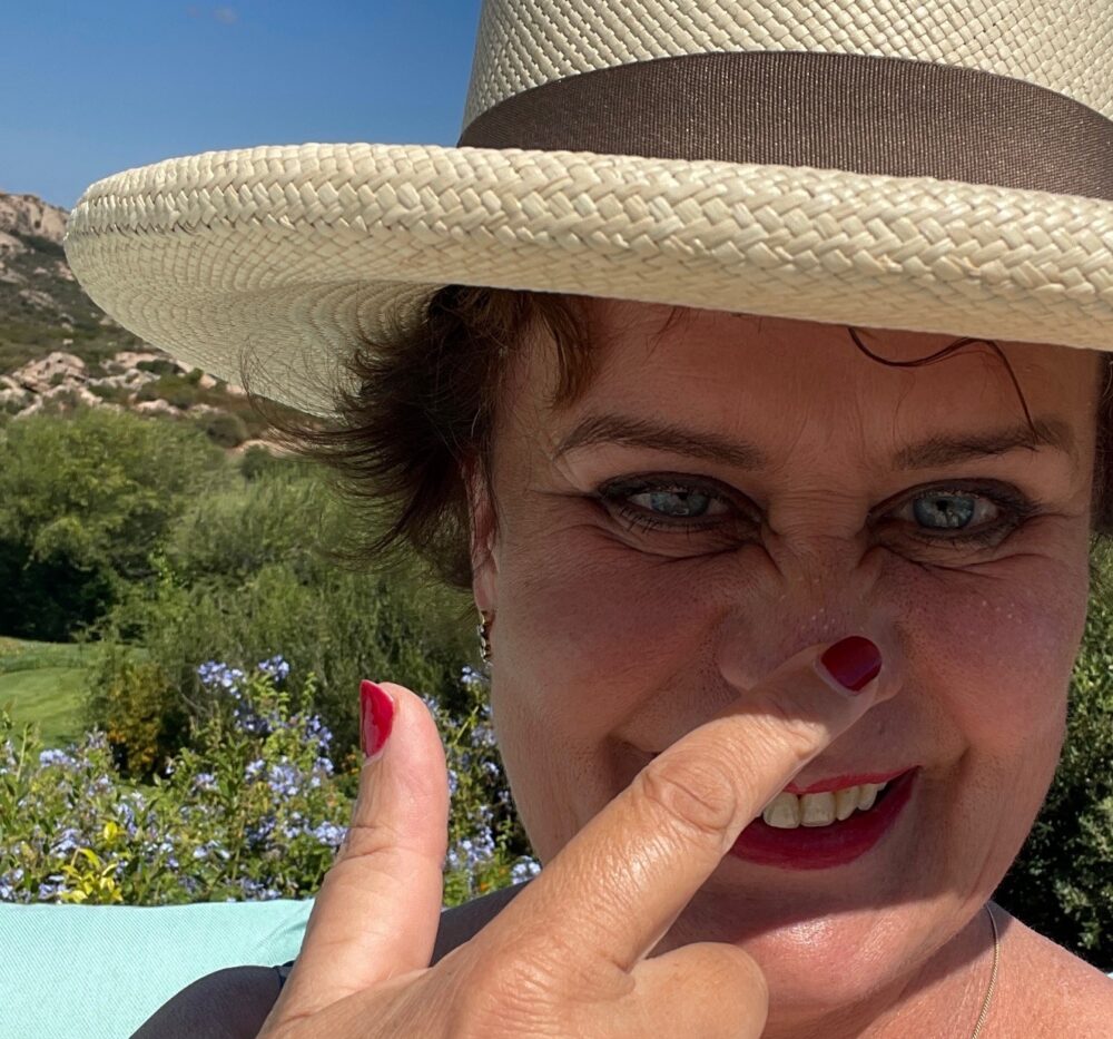 Janny Hanegraaf met hoed in de zon