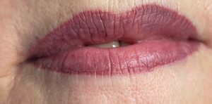 Dit is een afbeelding van lippen die met permanente make-up weer vol en kleur hebben