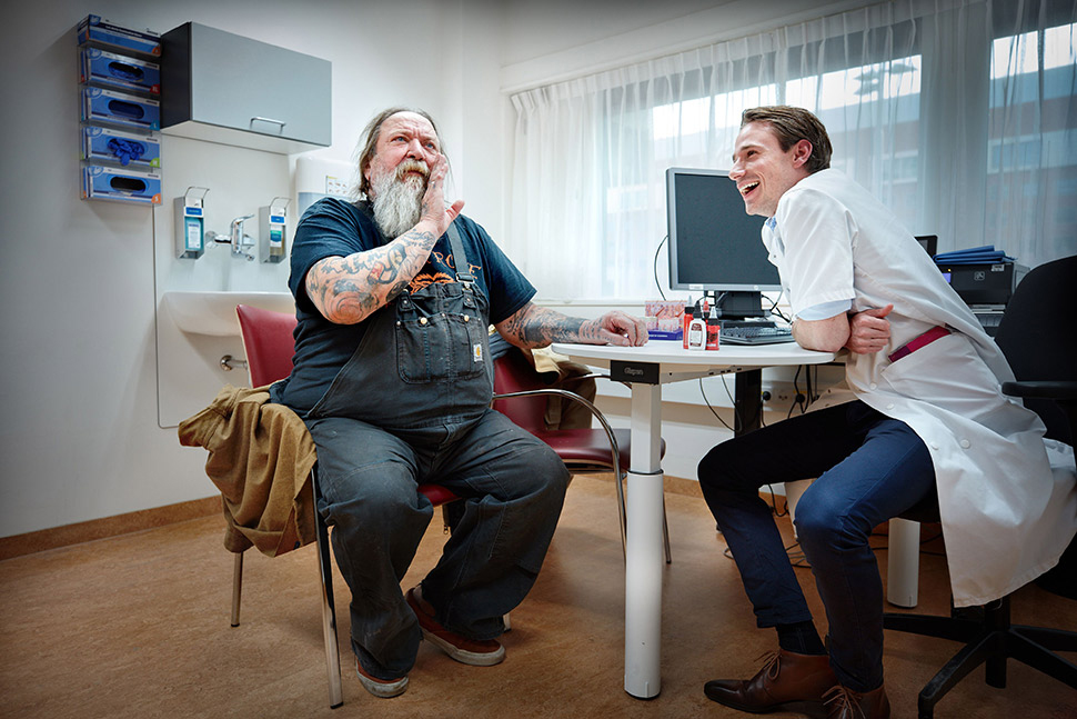 Blog beeld henk Schiffmacher tattoo poli met Van der Bent met toestemming